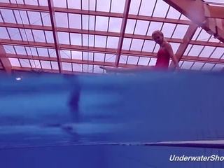 Proklova mengambil off bikini dan swims bawah air