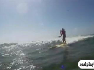 Grup i tërheqës badass vajzat tryout surfing dhe jetski lakuriq