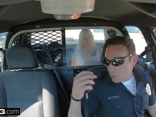 Đinh ốc các cops - baughty dầy trắng cô gái được fucked lược qua cảnh sát