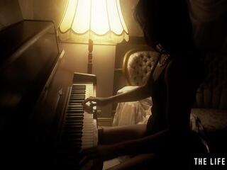 Elitas paauglys brunetė vaidina jos putė kaip a pianinas keyboard