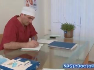 Starý tučné gynecologist robí násťročné cutie