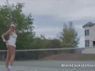 Bigtit sucks bbc on tenis court