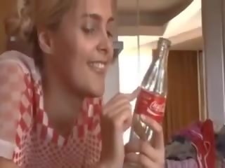 Blond vakker amatør bruk coke flaske til ha noen moro