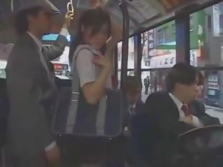 Asiática jovem grávida miúda apalpada em autocarro por grupo