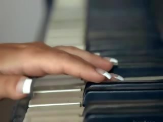 Голям бюст блонди играеше грабване на на пиано
