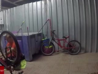 Engrasando la bicicleta y el coño de la gorda grabado huijaus cámara oculta gui030