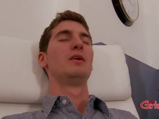 Miegs gājējs izpaužas viņa pakaļa un dzimumloceklis apvainotas līdz divi meitenes kamēr hipnotizētas