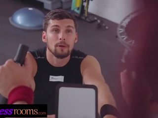 Fitnes sobe velika phallus osebni trener jebe seksi rdečelaske na exercise bike