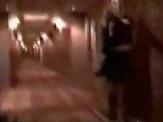 Drošība sargs fucks a eskorts uz viesnīca gaitenis
