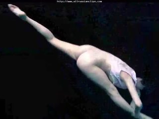Di bawah air fleksibel gymnastic penis di belahan dada cumshots menelan