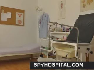 Idős gyno therapist -val egy rejtett kamera