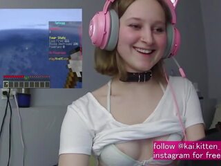Gamer muda wanita spanks untuk setiap respawn dan cums manakala bermain minecraft dewasa filem klip