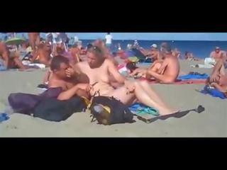 X oceniono klips z full-blown na the publiczne plaża