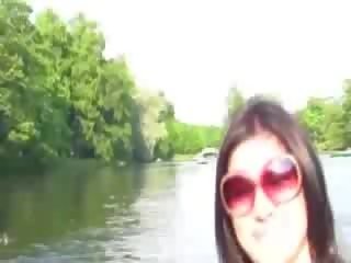 Este agradável barco passeio é sobre para obter marota para estes pessoas