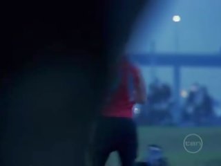 Rapariga vestida gajo nu a partir de televisão lockerroom-scene a partir de pressa s02 e10