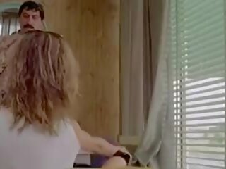 La ragazza dal pigiama giallo 1977 (Threesome enchanting scene)