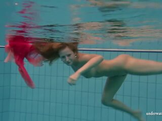 Silvie, un euro adolescente, showcasing su nadando prowess