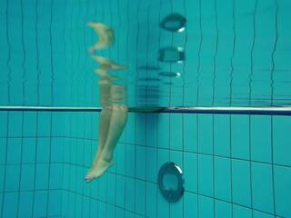 E adhurueshme adoleshent deniska duke notuar lakuriq në the pishinë