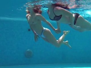 Jessica e lindsay nu a nadar em o piscina: hd porcas clipe bc