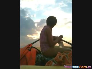 Ερασιτεχνικό εφηβική ηλικία ανοιχτό ένα sextape σε ένα σκάφος επί ο lake βίντεο