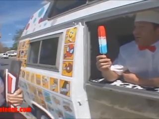 Icecream truck κορίτσι παίρνει περισσότερο από icecream σε πλεξίδες