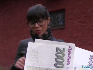 Publiek agent ejaculeren in een russisch babes poesje