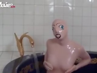 Tanja tar en bad i henne latexen x topplista film docka dräkt
