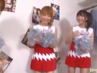 Drei groß titten japanisch cheerleader teilen penis