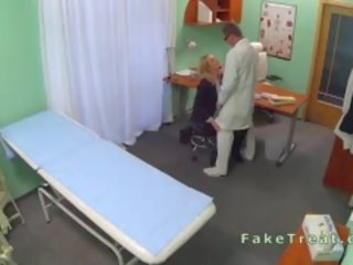 Naturel blond défoncer en faux hôpital