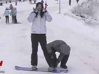 Azjatyckie para szalone snowboarding i seksualny adventures vid