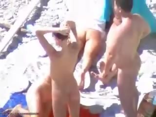 Sončenje plaža sluts imajo nekaj najstnice skupina odrasli film zabavno