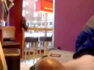 Pillada masturbándose en un café tienda